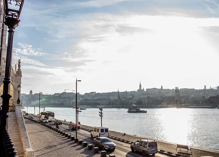 At Parliament Budapesta