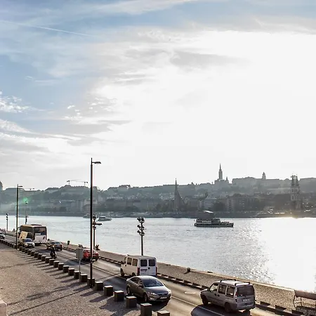 At Parliament Βουδαπέστη